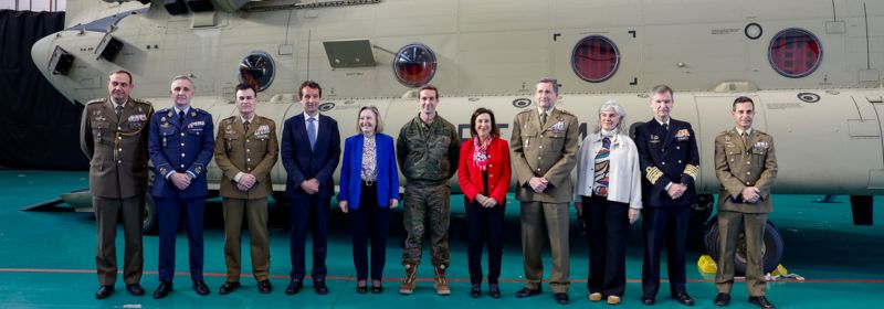 La ministra de Defensa prueba el simulador Chinook CH-47F de Indra, el primero de Europa para la nueva versión de este helicóptero