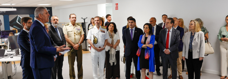 La ministra de Defensa, Margarita Robles, visita el Centro Especializado de Defensa de Indra en Vigo, que trabaja en sistemas críticos para España y Europa
