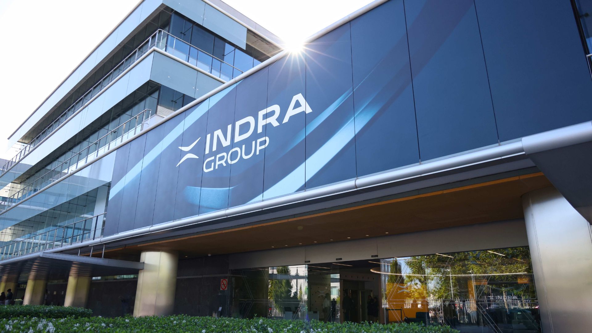 El presidente de Indra Group, Ángel Escribano, reafirma su determinación de seguir trabajando por una Indra más fuerte y sólida