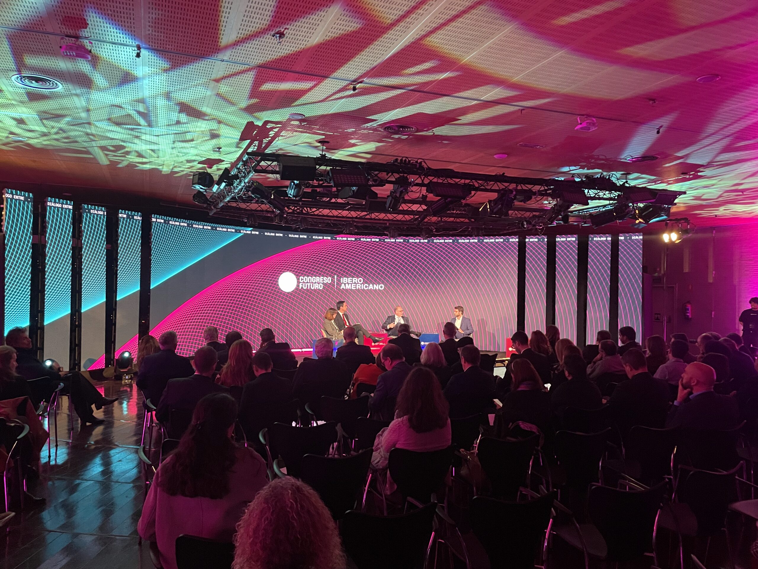 Indra Group reafirma su apuesta por una energía más limpia, digital y humana en el Congreso Futuro Iberoamericano 2025