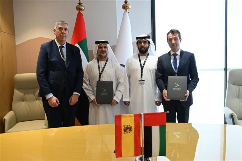 Calidus e Indra firman un acuerdo para establecer el primer Centro Regional Integrado de Formación de Pilotos en los Emiratos Árabes Unidos para potenciar las capacidades de la fuerza laboral nacional